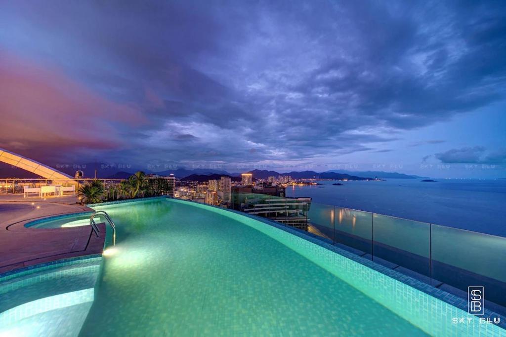 Panorama Central Nha Trang- Vietnam'S Highest Infinitive Rooftop Pool Buitenkant foto